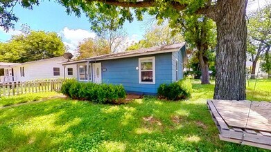 Building Photo - 210 Jackman St