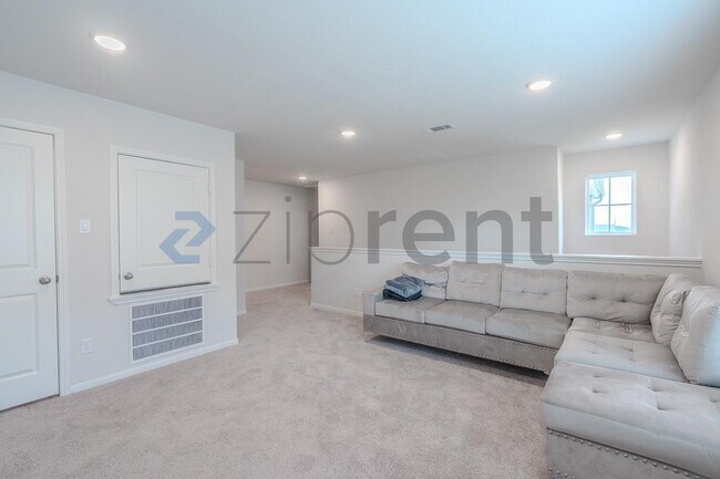 Building Photo - Unit