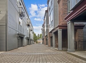 Building Photo - Gorgeous Humboldt Two Bedroom Townhouse In North Portland!