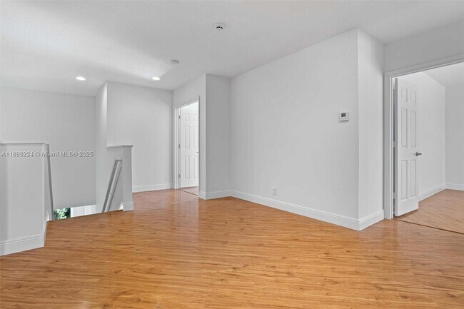 Building Photo - 926 Marina Dr