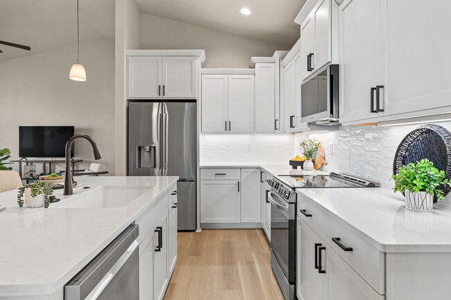 Building Photo - West Valley Luxury Townhome