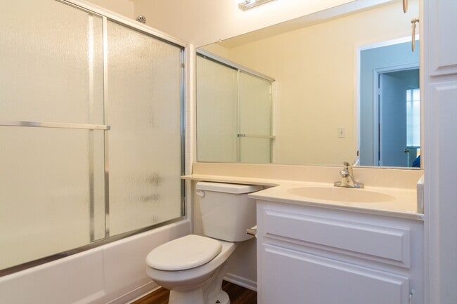 Building Photo - PRIME LOCATION FOR 2 BEDROOM/2.5 BATHROOM ...