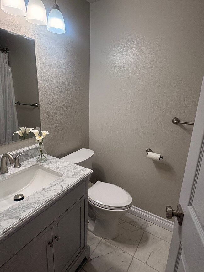 Building Photo - HALF MONTH FREE OF RENT Beautifully Remode...