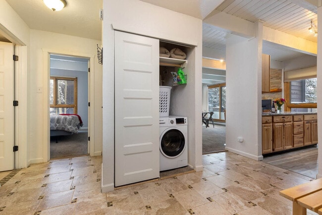 Building Photo - 465-464 4 O'Clock Rd