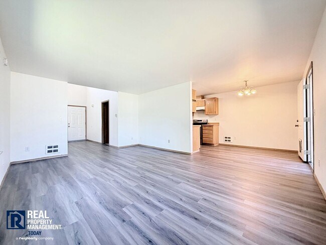 Building Photo - Blanco - 1537/1539 (Gold)