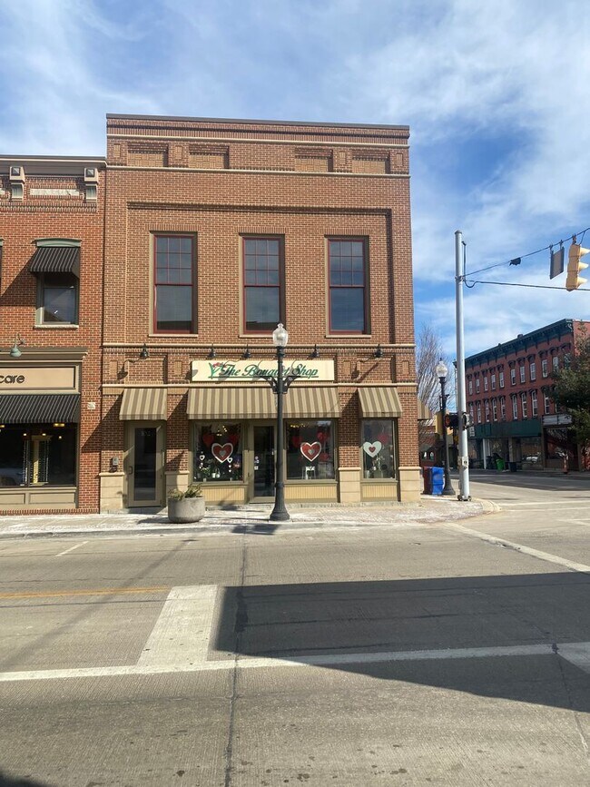 Building Photo - 102 N Main St