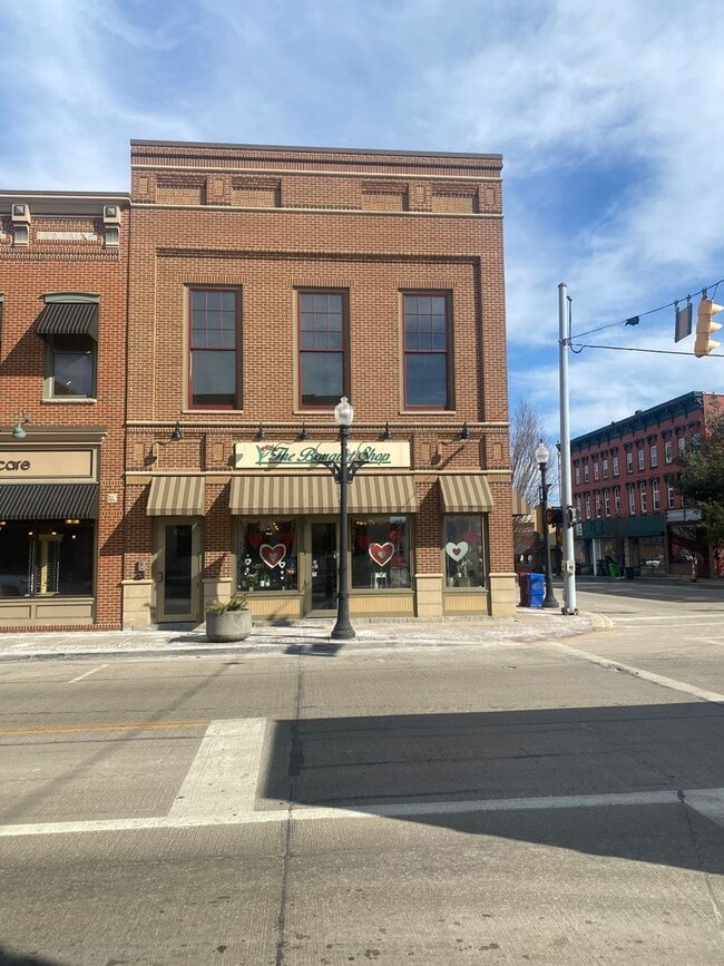 Building Photo - One Bedroom Apartment