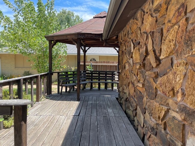 Building Photo - Move in ready! 3 bedrooms and 2 baths