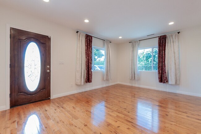 Building Photo - Beautiful 3 bedroom 2 bath with Central AC
