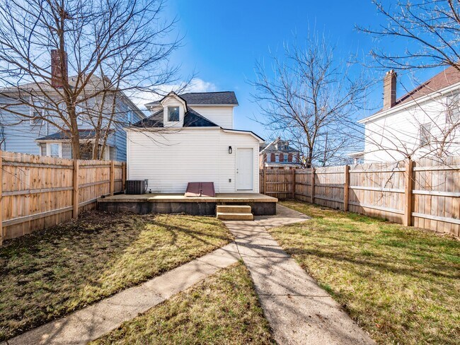 Building Photo - 522 Kelton Ave