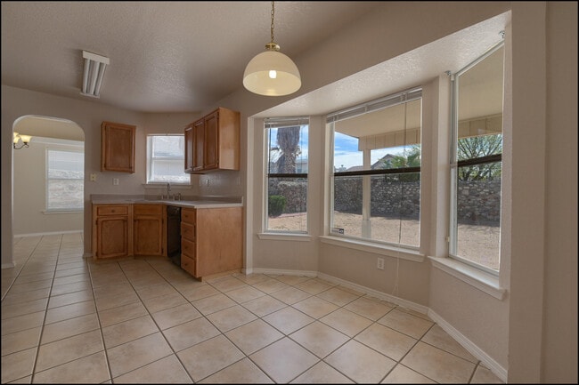 Building Photo - 7456 Luz De Lumbre Ave