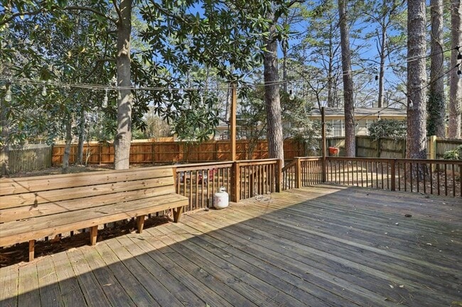 Building Photo - 2 Bedroom 2 Bath located in Northeast Jackson