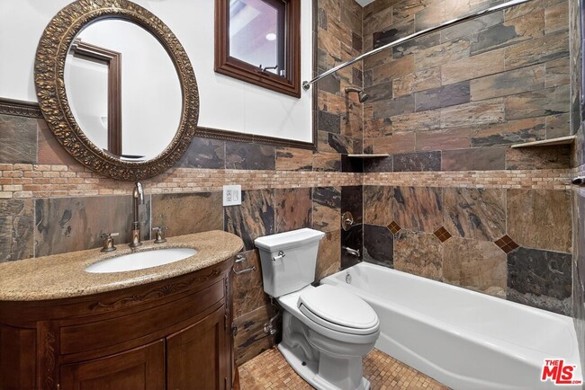 Building Photo - 4536 Vanalden Ave