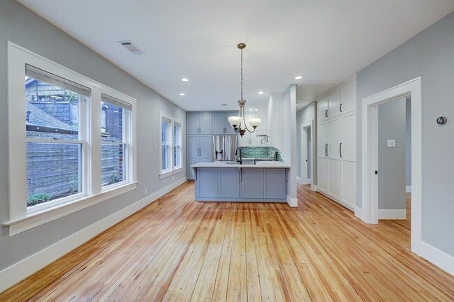 Building Photo - 2610 White Oak Dr