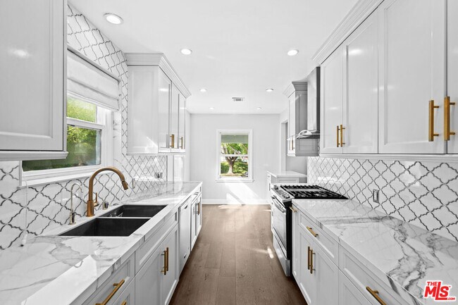 Building Photo - 2036 Hillsboro Ave