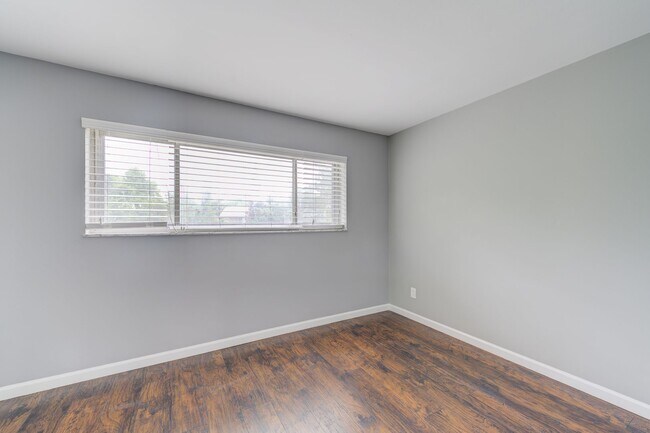 Building Photo - Gorgeous 2 Bedroom Condo with a Move-in Sp...