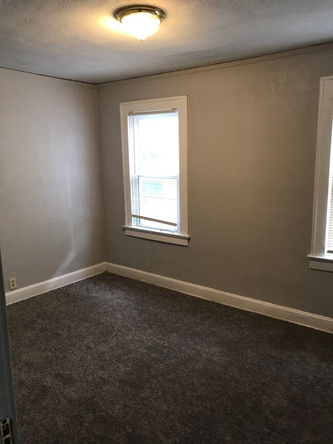 Building Photo - Newly Rehabbed 3 Bedroom