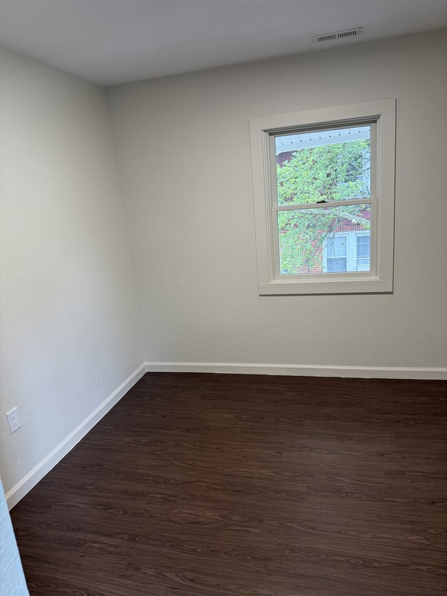 Building Photo - 1413 Elm Ave