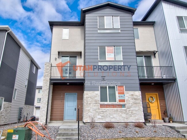 Building Photo - 1025 W 400 S
