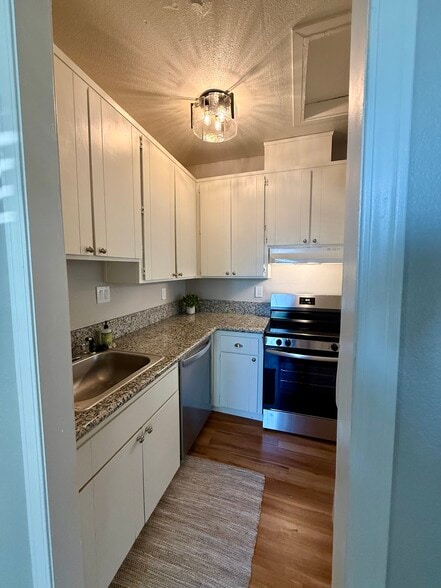 Full Kitchen w/Dishwasher - 517 13th St