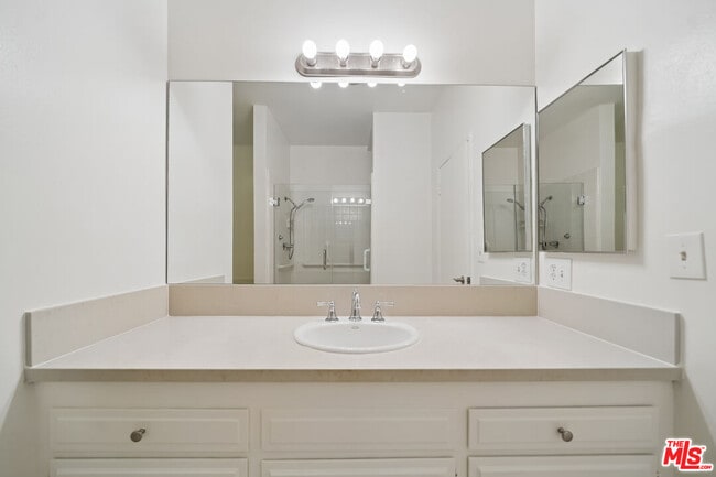 Building Photo - 333 S Elm Dr