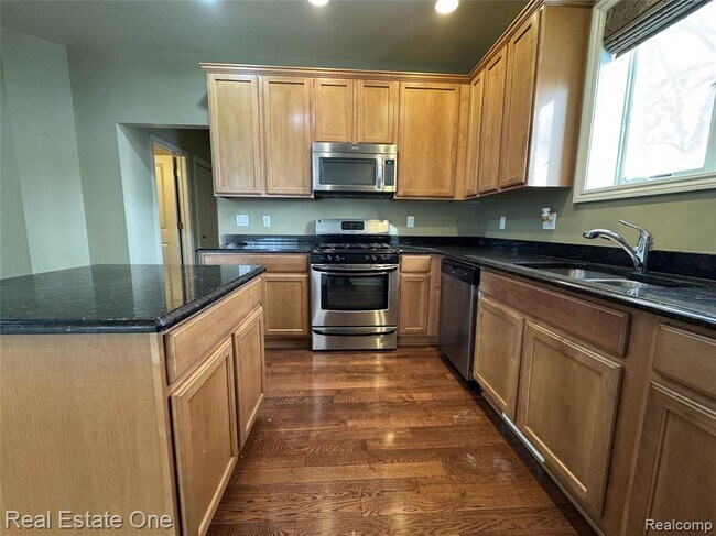 Building Photo - 1030 Oakwood Dr