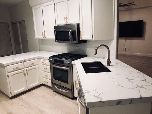 Building Photo - Beautiful Remodel Home in Peggy Heller Sch...