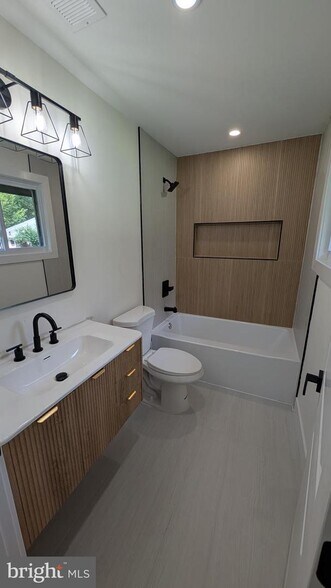 Building Photo - 555 Bilper Ave