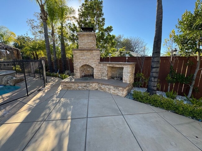 Building Photo - 5 Bedroom Luxury home