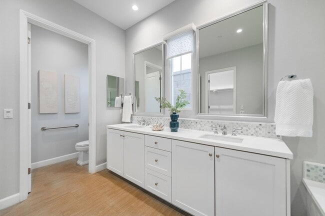 Building Photo - Fully Renovated 2 Bed, 2.5 Bath + Den Single Story Home Available NOW in Eastwood Village in Irvine!