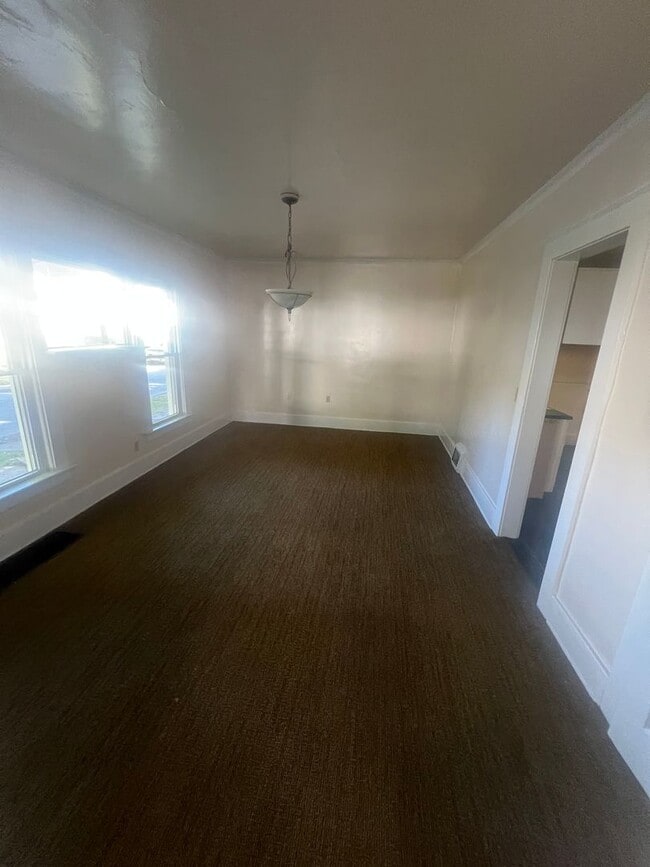 Building Photo - Large 4 Bedroom House with Garage