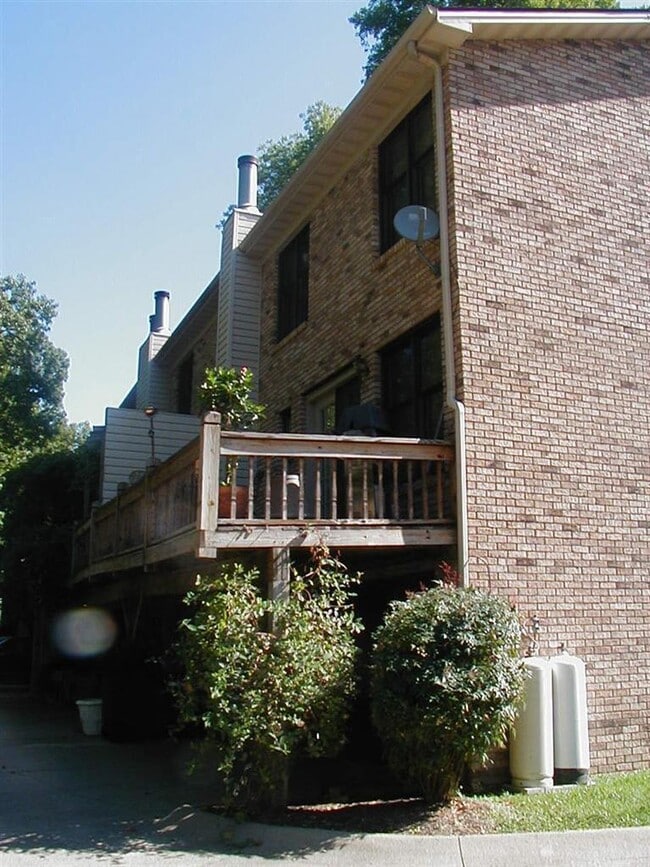 Building Photo - 3503 Lakeside Ct