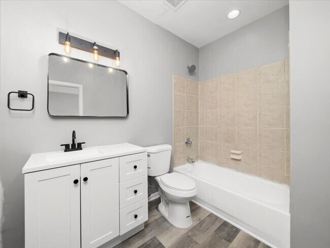 Building Photo - 6139 S King Dr
