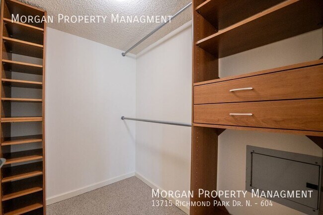 Building Photo - 13715 Richmond Park Dr N