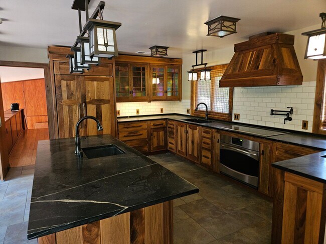 Building Photo - Stunning 5 Bed 3 Bath Naglee Park Home Wit...