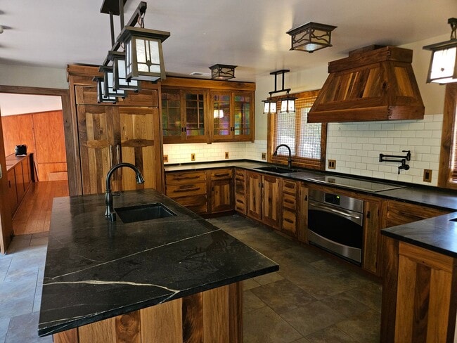 Building Photo - Stunning 5 Bed 3 Bath Naglee Park Home With Scenic Views