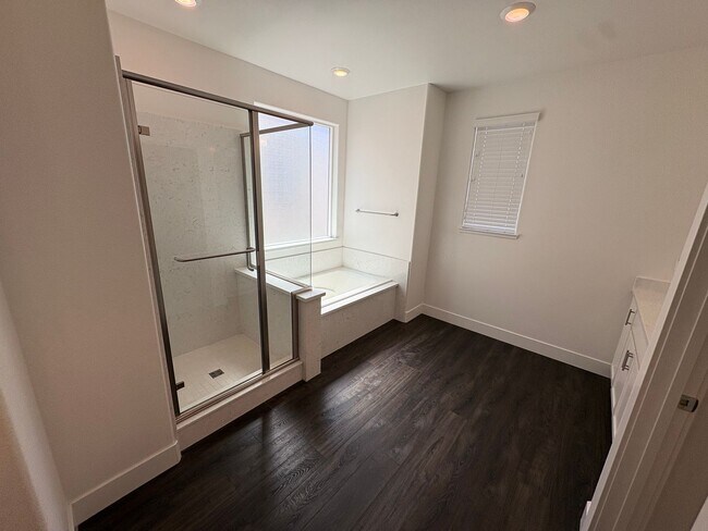 Building Photo - Beautiful 4 Bed 3 Full Bath Home with Solar in Brentwood