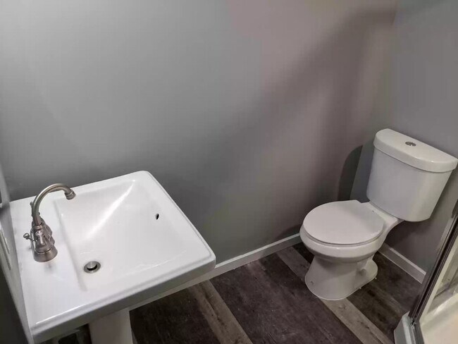 Building Photo - 3 Bedroom 2 Bath Duplex Richfield Available May 1 2026