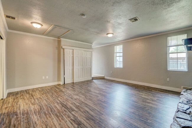 Building Photo - Nice 4 Bed 1.5 Baths Located near Tinker Diagonal