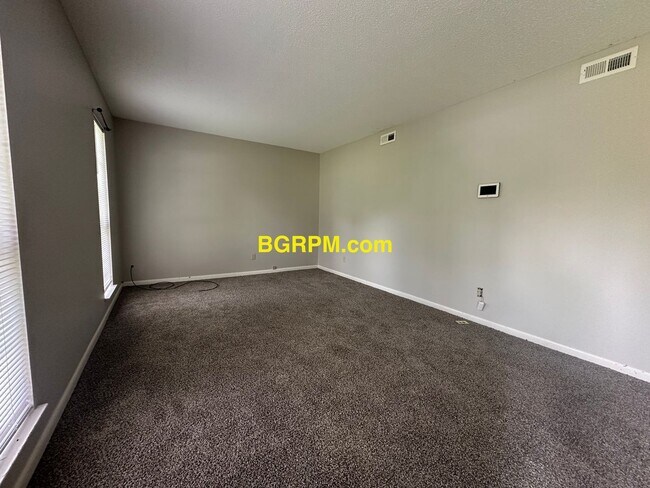 Building Photo - 3 BD 1 BA