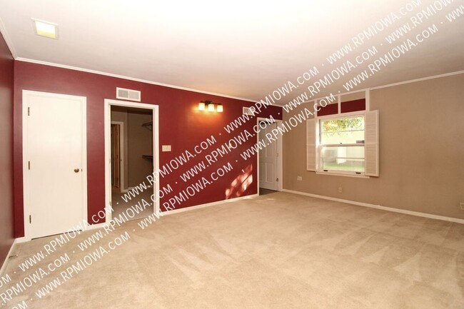 Building Photo - OVER 3000 SQ FT!!!  3 Bedroom, 2 Bath, 2 H...