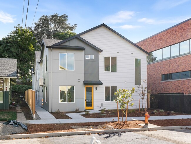 Building Photo - *1 MONTH FREE RENT* A 2bd/2bath Modern Tow...