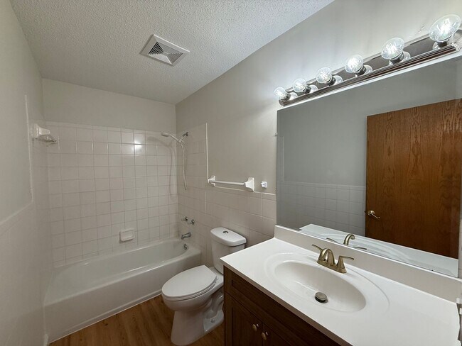 Building Photo - Woodbury 3 Bed 2 Bath Single Family Home
