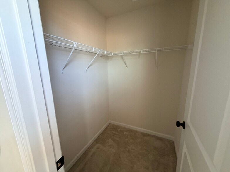 Building Photo - 3012 Blue Brook Ln