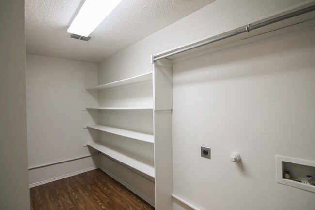 Building Photo - 1460 Stewart Dr