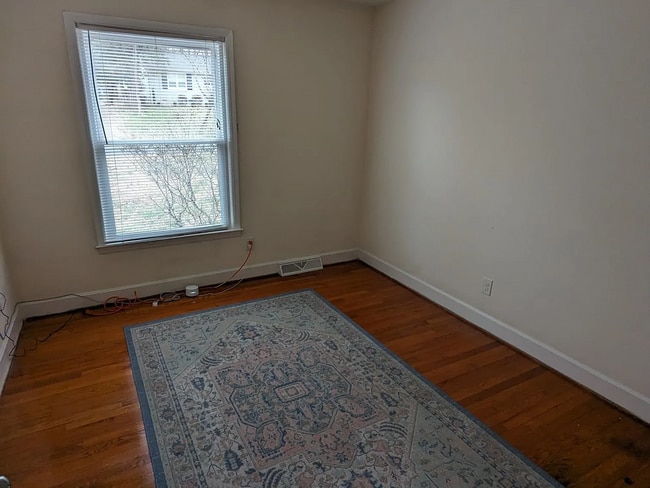 Building Photo - This quiet home in the Starmount neighborhood