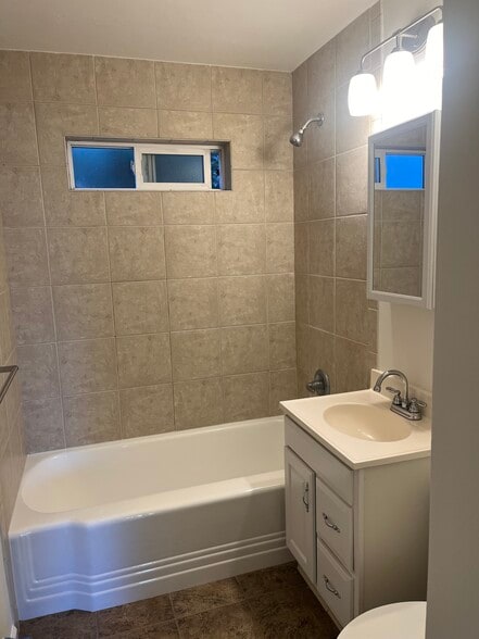 bathroom - 13-15 SW Bancroft St