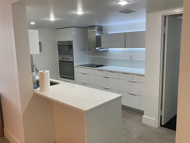 Building Photo - 1000 Parkview Dr