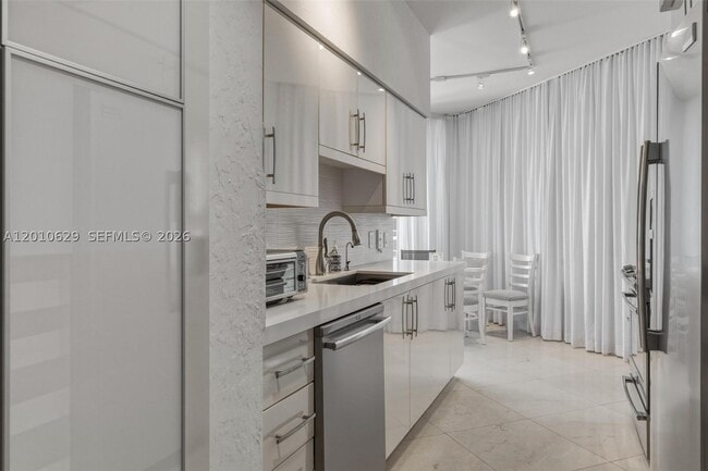 Building Photo - 16445 Collins Ave