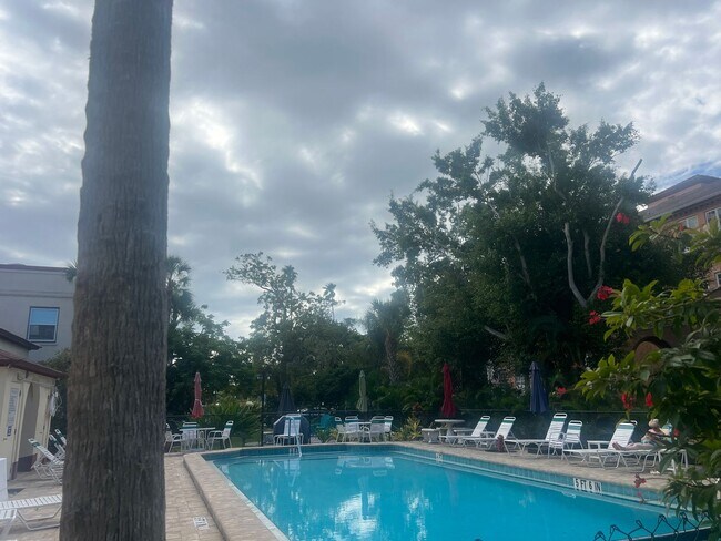 Building Photo - NEW PRICE on Adorable 1BR/1BA Condo in Downtown Venice